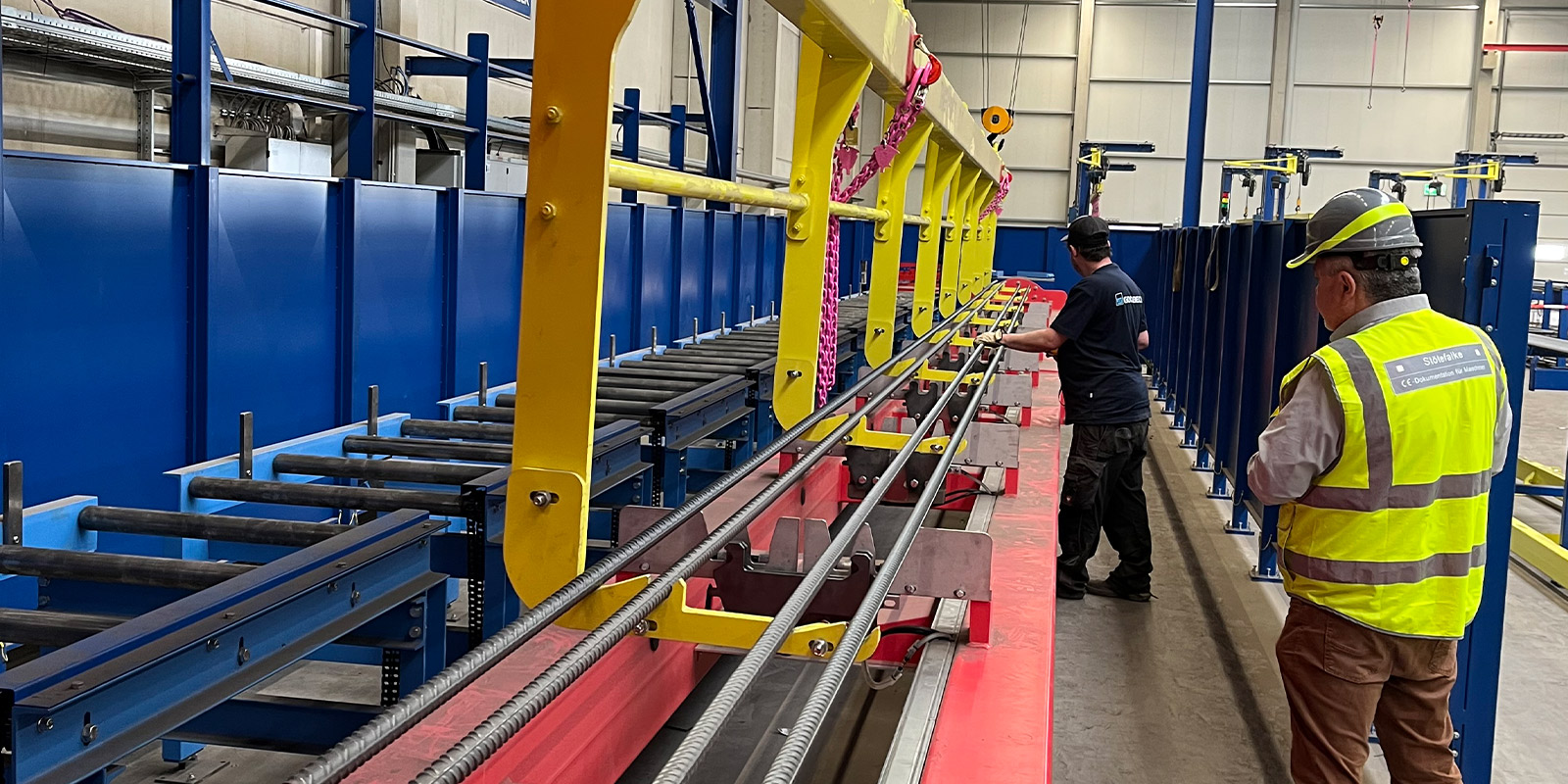 Technischer Redakteur bei der Begehung in der Produktion